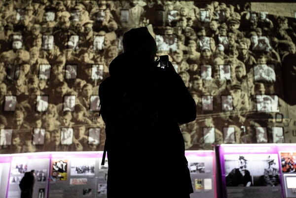 Γερμανία: Το Βερολίνο γιορτάζει τα 30 χρόνια από την πτώση του Τείχους με ένα υπαίθριο φεστιβάλ