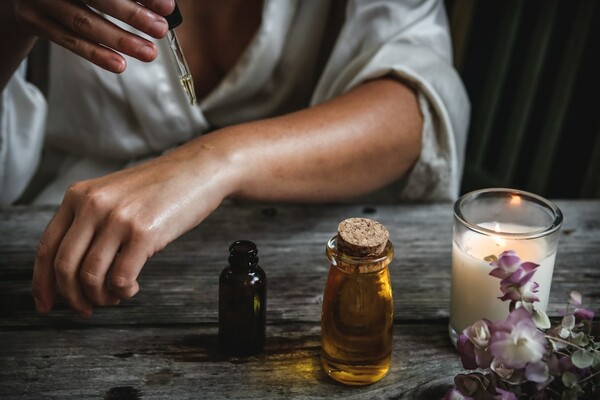 Τι είναι το CBD oil και γιατί κυριαρχεί στη βιομηχανία της ομορφιάς;