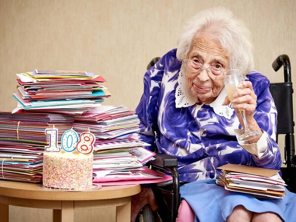 Η σαμπάνια είναι το ελιξίριο μακροζωίας αυτής της 108χρονης κυρίας