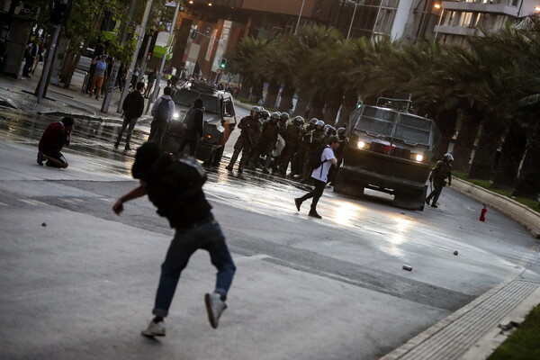 Χάος στη Χιλή για τα εισιτήρια του μετρό: Διαδηλώσεις, επιθέσεις, λεηλασίες και νεκροί - Απαγόρευση κυκλοφορίας στο Σαντιάγο