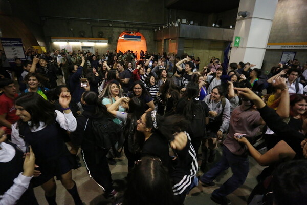 Χάος στη Χιλή για τα εισιτήρια του μετρό: Διαδηλώσεις, επιθέσεις, λεηλασίες και νεκροί - Απαγόρευση κυκλοφορίας στο Σαντιάγο
