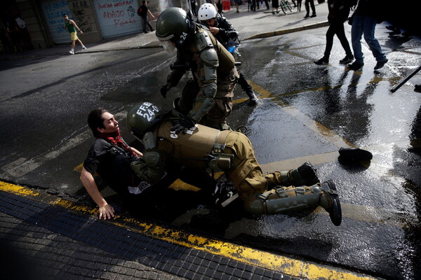 Χιλή: Εισαγγελέας ζητά έρευνα σε βάρος 14 αστυνομικών για βασανιστήρια διαδηλωτών
