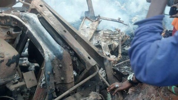 Κονγκό: Λεωφορείο ανετράπη και τυλίχθηκε στις φλόγες - Τουλάχιστον 30 νεκροί