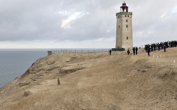 Δανία: Φάρος 120 ετών μεταφέρθηκε σε ράγες για να σωθεί από το έδαφος που υποχωρεί