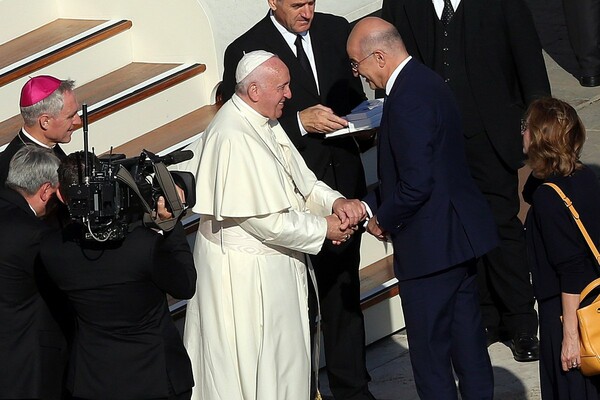 Συνάντηση Δένδια - Πάπα Φραγκίσκου: Διμερείς σχέσεις, μεταναστευτικό και κλιματική αλλαγή στο επίκεντρο
