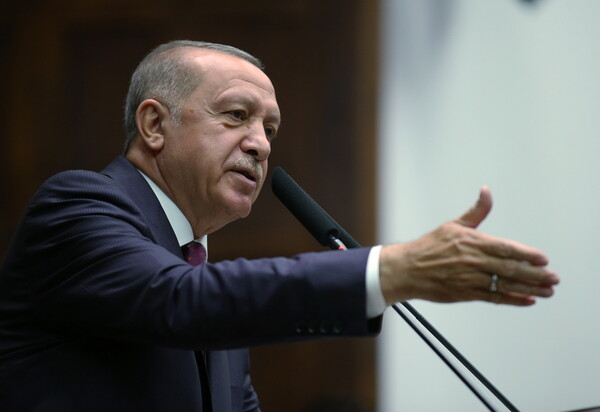 Ο Ερντογάν απειλεί ξανά ότι θα «ανοίξει τις πόρτες» για τους πρόσφυγες προς την Ευρώπη