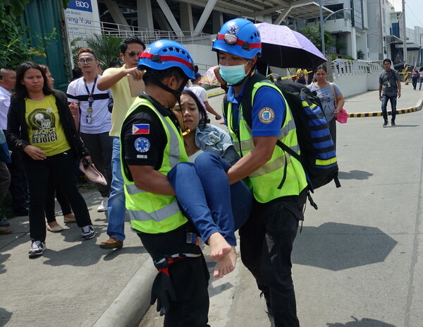 Ένας νεκρός και πολλοί τραυματίες από τον σεισμό στις Φιλιππίνες - Ισχυροί μετασεισμοί