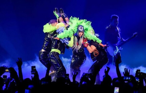 Η Lady Gaga πήδηξε στην αγκαλιά θαυμαστή, εκείνος παραπάτησε και έπεσαν από την σκηνή - Σοκ στο κοινό
