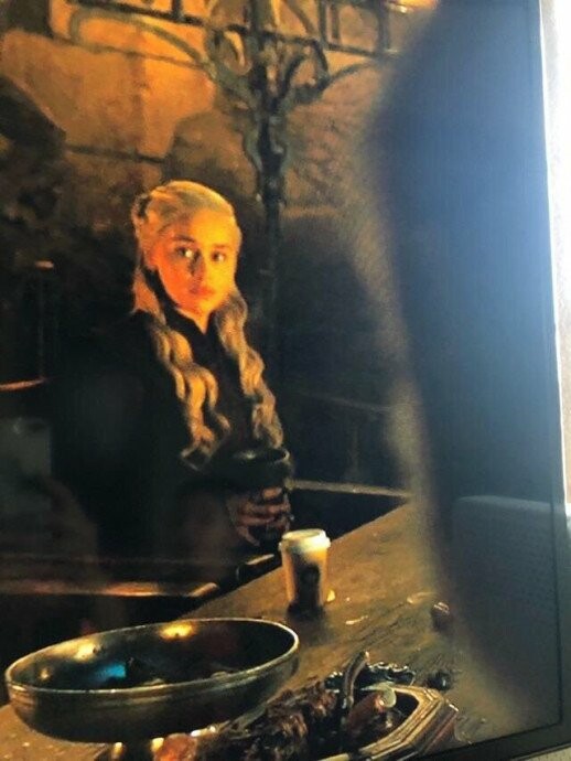 Αποκαλύφθηκε ο «ένοχος» για το ποτήρι Starbucks στο Game of Thrones - Η Εμίλια Κλαρκ εξηγεί τι έγινε