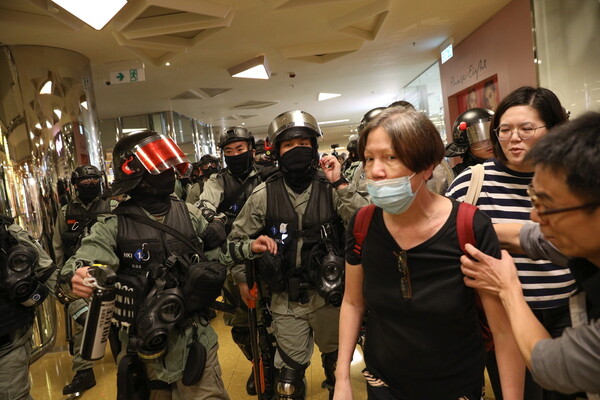 Χονγκ Κονγκ: Συνεχίζονται οι βίαιες συγκρούσεις μεταξύ διαδηλωτών και αστυνομίας - Έξι τραυματίες