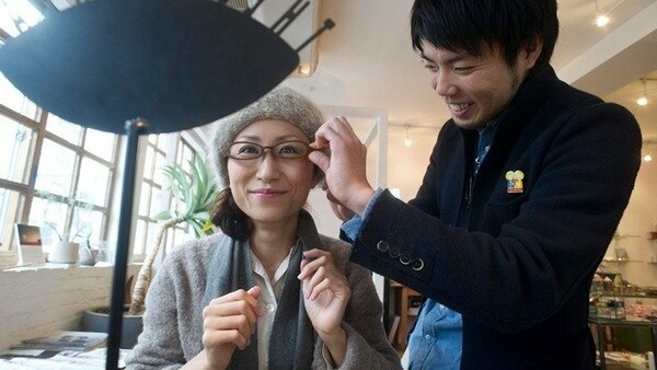 Οι γυναίκες στην Ιαπωνία δίνουν μάχη για το δικαίωμά τους να φορούν γυαλιά στη δουλειά