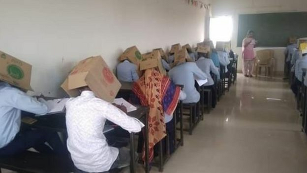 Ινδία: Μαθητές έδωσαν εξετάσεις με χάρτινα κουτιά στο κεφάλι - Εξηγήσεις από το σχολείο μετά τον σάλο