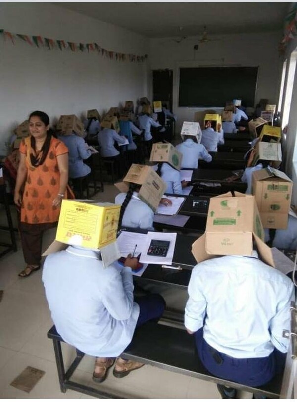 Ινδία: Μαθητές έδωσαν εξετάσεις με χάρτινα κουτιά στο κεφάλι - Εξηγήσεις από το σχολείο μετά τον σάλο