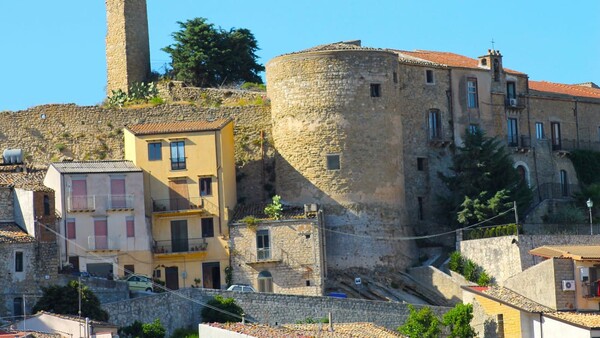 Δωρεάν σπίτια σε ειδυλλιακή ιστορική πόλη της Σικελίας που ίδρυσαν Έλληνες του Βυζαντίου
