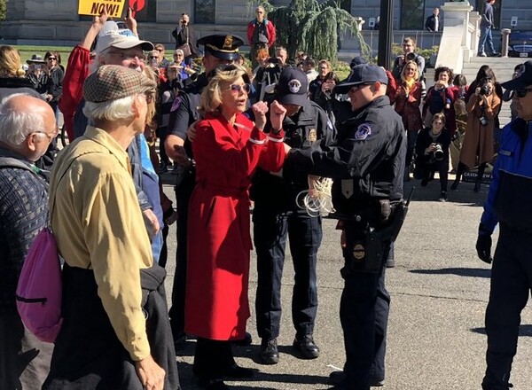 Η Τζέιν Φόντα συνελήφθη ξανά έξω από το Καπιτώλιο σε διαμαρτυρία για την κλιματική αλλαγή
