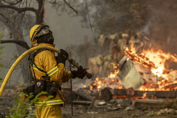 Πυρκαγιά κατακαίει αμπελώνες στην Καλιφόρνια - Απομακρύνθηκαν εκατοντάδες κάτοικοι