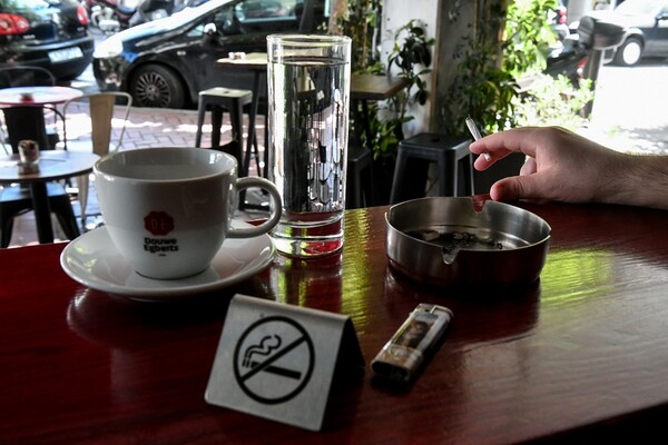 Ρόδος: Πρόστιμο σε καπνιστή μέσα σε καφετέρια - Θαμώνας ενοχλήθηκε και τον κατήγγειλε