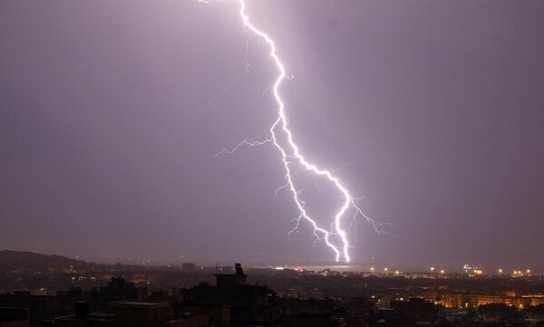 Σφοδρή κακοκαιρία: Περίπου 3.500 κεραυνοί μέχρι το μεσημέρι - Που έπεσαν οι περισσότεροι