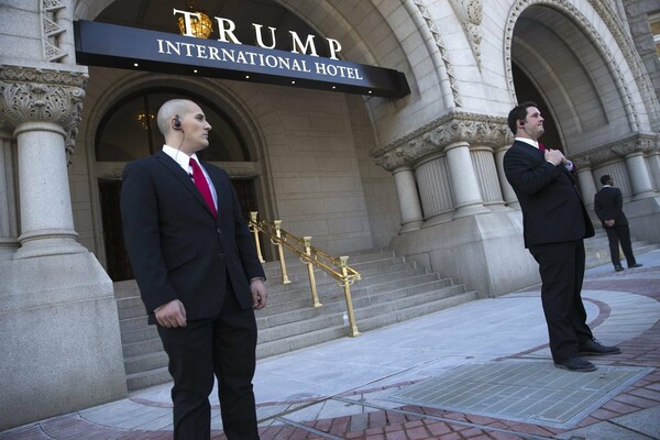 Οι Τραμπ σκέφτονται να πουλήσουν τo Trump Hotel στην Ουάσινγκτον