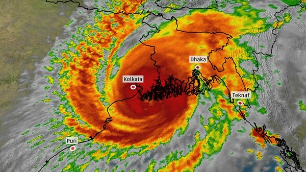 Ο κυκλώνας Μπουλμπούλ σαρώνει Ινδία και Μπαγκλαντές - Δύο νεκροί και χιλιάδες εκτοπισμένοι