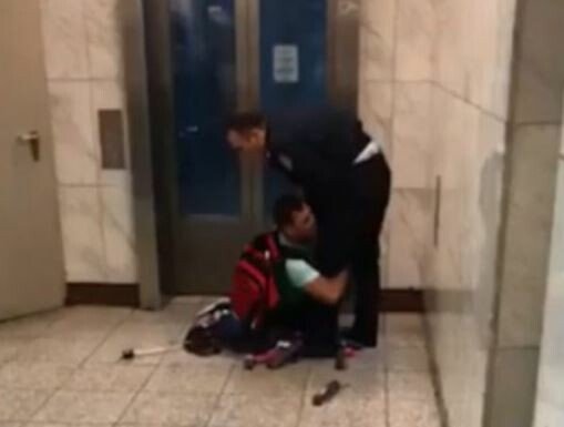 Αντιδράσεις για το βίντεο σύλληψης αλλοδαπού μικροπωλητή στο μετρό στο Σύνταγμα