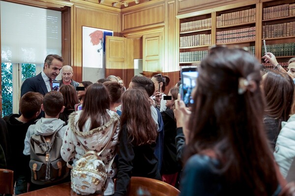 Ο Κυριάκος Μητσοτάκης ξενάγησε μαθητές στο Μαξίμου και έβγαλε σέλφι μαζί τους