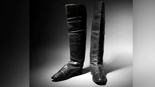 Στο «σφυρί» ένα ζευγάρι μπότες που φορούσε ο Ναπολέων