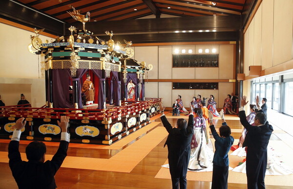 Ιαπωνία: Η επίσημη ενθρόνιση του αυτοκράτορα Ναρουχίτο - Η αρχαία τελετή και ο όρκος του