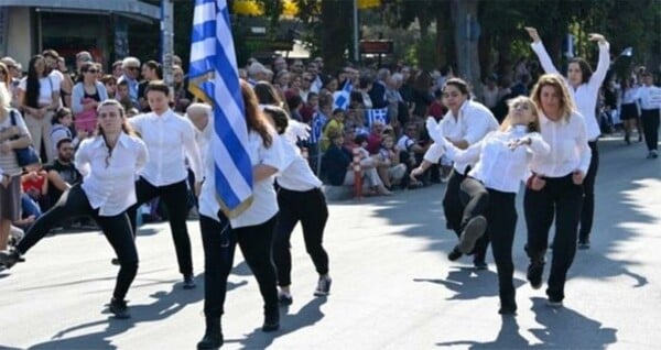 Τα κορίτσια που διακωμώδησαν την παρέλαση της 28ης Οκτωβρίου εξηγούν γιατί το έκαναν