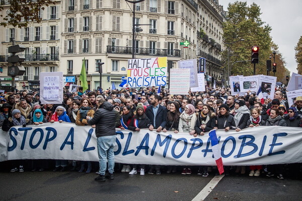«Σταματήστε τον ρατσισμό»: Μεγάλη πορεία στο Παρίσι κατά της ισλαμοφοβίας - Χιλιάδες άνθρωποι στους δρόμους