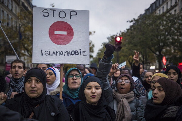 «Σταματήστε τον ρατσισμό»: Μεγάλη πορεία στο Παρίσι κατά της ισλαμοφοβίας - Χιλιάδες άνθρωποι στους δρόμους