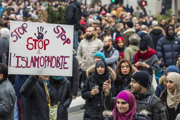 «Σταματήστε τον ρατσισμό»: Μεγάλη πορεία στο Παρίσι κατά της ισλαμοφοβίας - Χιλιάδες άνθρωποι στους δρόμους