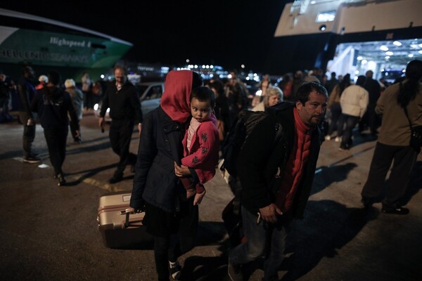 Στον Πειραιά το «Νήσος Σάμος» με πρόσφυγες και μετανάστες από τη Μυτιλήνη