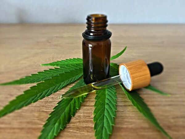 Τι είναι το CBD oil και γιατί κυριαρχεί στη βιομηχανία της ομορφιάς;