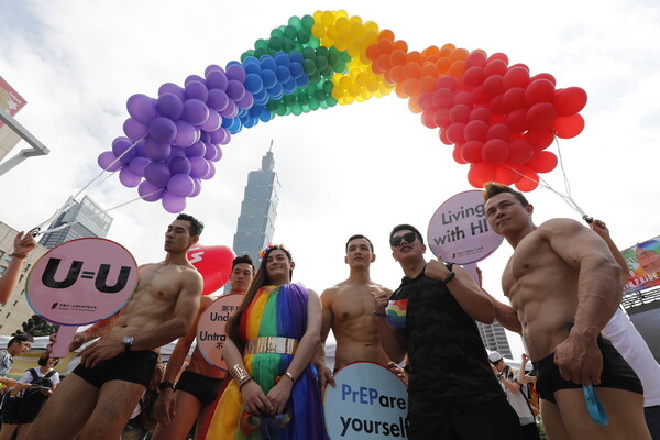 Φωτογραφίες από το τεράστιο Pride της Ταϊπέι - Χιλιάδες στους δρόμους γιορτάζουν την ισότητα και την ελευθερία