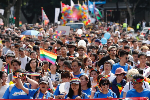 Φωτογραφίες από το τεράστιο Pride της Ταϊπέι - Χιλιάδες στους δρόμους γιορτάζουν την ισότητα και την ελευθερία
