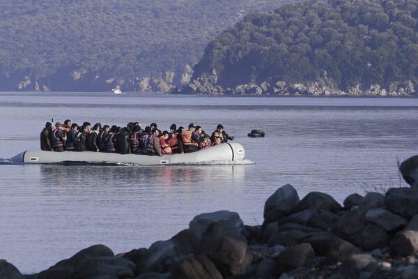 Αμείωτες οι ροές προσφύγων και μεταναστών στο Αιγαίο - Πάνω από 790 πέρασαν τις τελευταίες 48 ώρες
