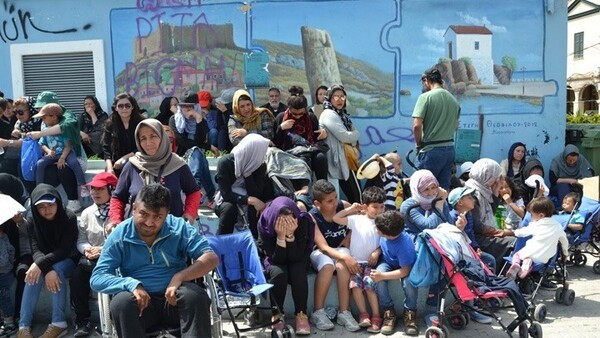 Από τη Σάμο στην ενδοχώρα 700 αιτούντες άσυλο - Νέα διαμαρτυρία στο νησί για το προσφυγικό