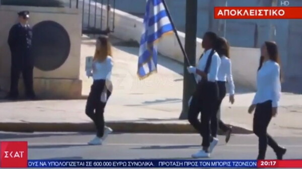 «Νιώθω Ελληνίδα - Δεν ένιωσα αίσθημα υποτίμησης», λέει η 17χρονη σημαιοφόρος από την Αφρική