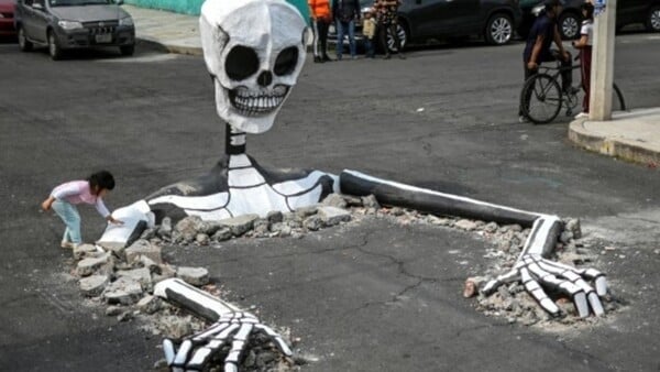 Ημέρα των νεκρών: Γιγαντιαίοι σκελετοί βγαίνουν από τους δρόμους στην Πόλη του Μεξικού