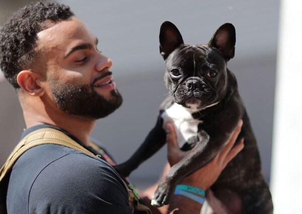 Αμερικανική ομάδα ποδοσφαίρου υιοθέτησε σκύλο για να στηρίζει ψυχολογικά τους παίκτες