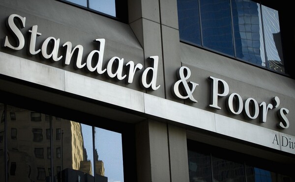 O οίκος Standard and Poor's αναβάθμισε την ελληνική οικονομία