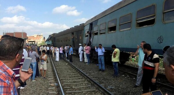 Αίγυπτος: Τους έπιασε χωρίς εισιτήριο και τους ανάγκασε να πηδήξουν από το τρένο εν κινήσει - Ένας νεκρός