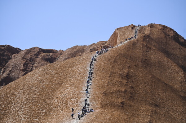 Η τελευταία αναρρίχηση στον ιερό βράχο Ουλουρού - Τεράστια πλήθη πριν την ιστορική απαγόρευση