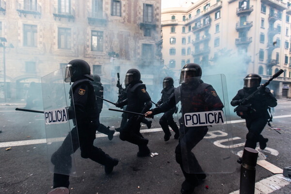 Η Βαρκελώνη σε αναβρασμό: Πετροπόλεμος, φωτιές σε κάδους και 500.000 διαδηλωτές στους δρόμους