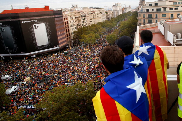Η Βαρκελώνη σε αναβρασμό: Πετροπόλεμος, φωτιές σε κάδους και 500.000 διαδηλωτές στους δρόμους