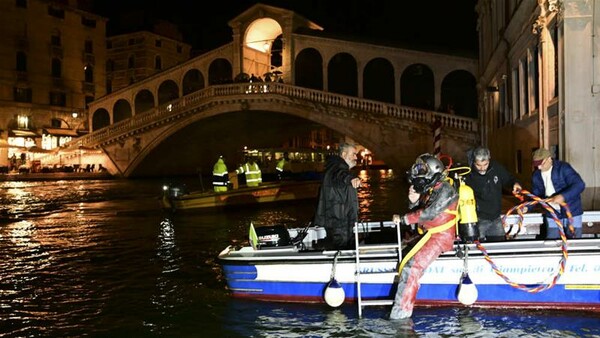 Γονδολιέρηδες της Βενετίας βούτηξαν στο Μεγάλο Κανάλι για να μαζέψουν σκουπίδια από το βυθό