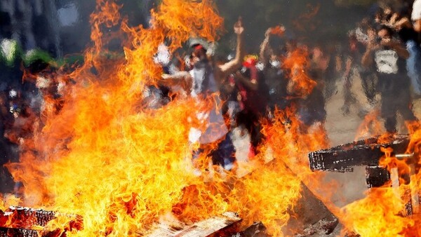 Συνεχίζονται οι βίαιες ταραχές στη Χιλή - Σκοτώθηκε 4χρονο αγόρι