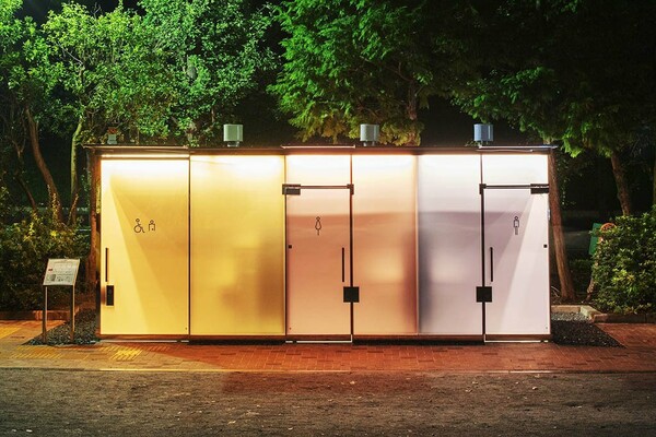 Διαφανείς δημόσιες τουαλέτες τοποθετήθηκαν σε πάρκα του Τόκιο