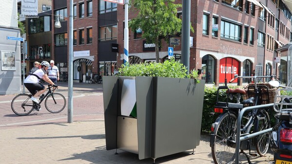 Το Άμστερνταμ τοποθετεί γλάστρες - ουρητήρια